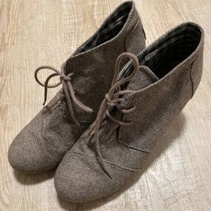 Women’s Toms Desert Lace up Wedges size 11